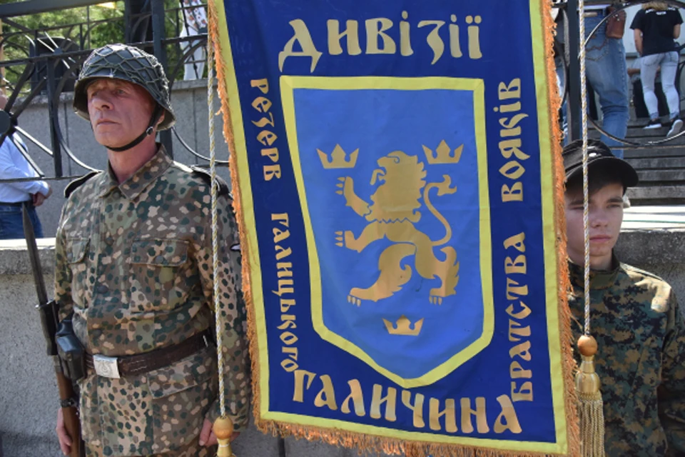 В Киеве можно по-прежнему ходить под знаменами "Галичины".