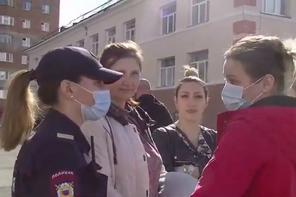 В Норильске местные жители устроили скандальный сбор подписей против дистанционного образования. Стоп-кадр видео