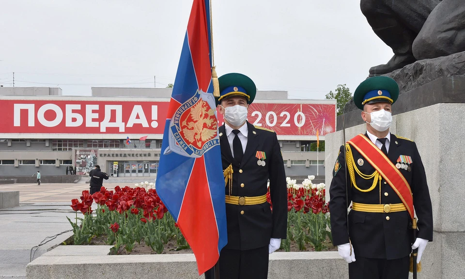 Участники торжественной церемонии почтили минутой молчания память погибших пограничников.