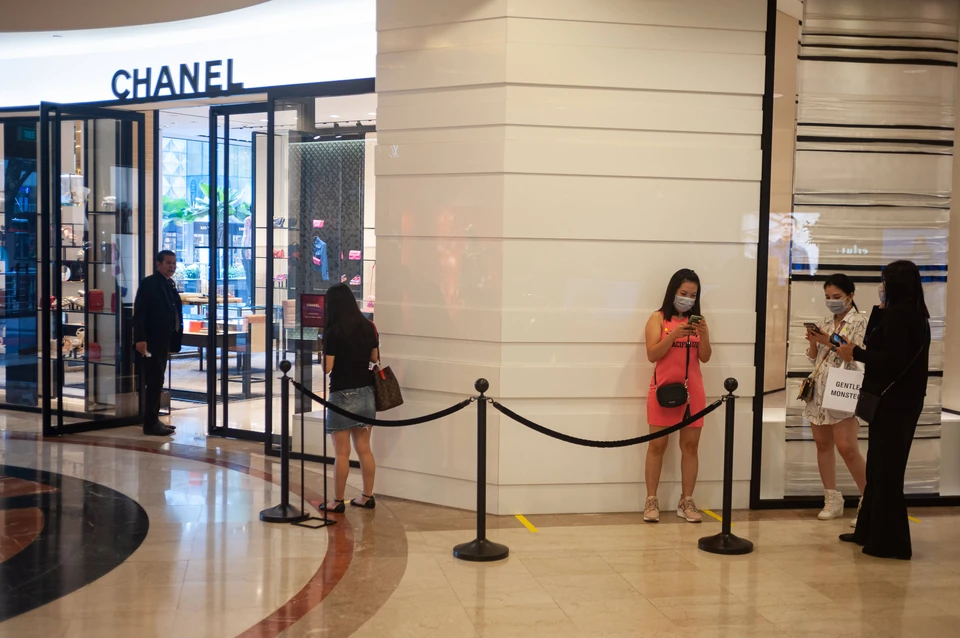 В торговом центре следует осторожно относиться к посещению косметических магазинов, считает специалист