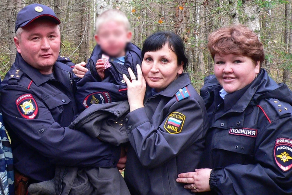 Полиция нашла ребенка. Полиция Кудымкар. МВД Кудымкарский. Полицейские в лесу. Сотрудники полиции Кудымкар.