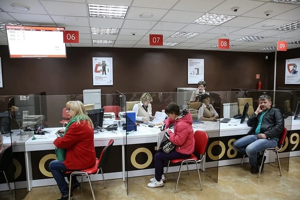 Дошедшим до МФЦ людям нужно приготовиться, что на входе им придется обработать руки антисептиком, а также измерить температуру своего тела.