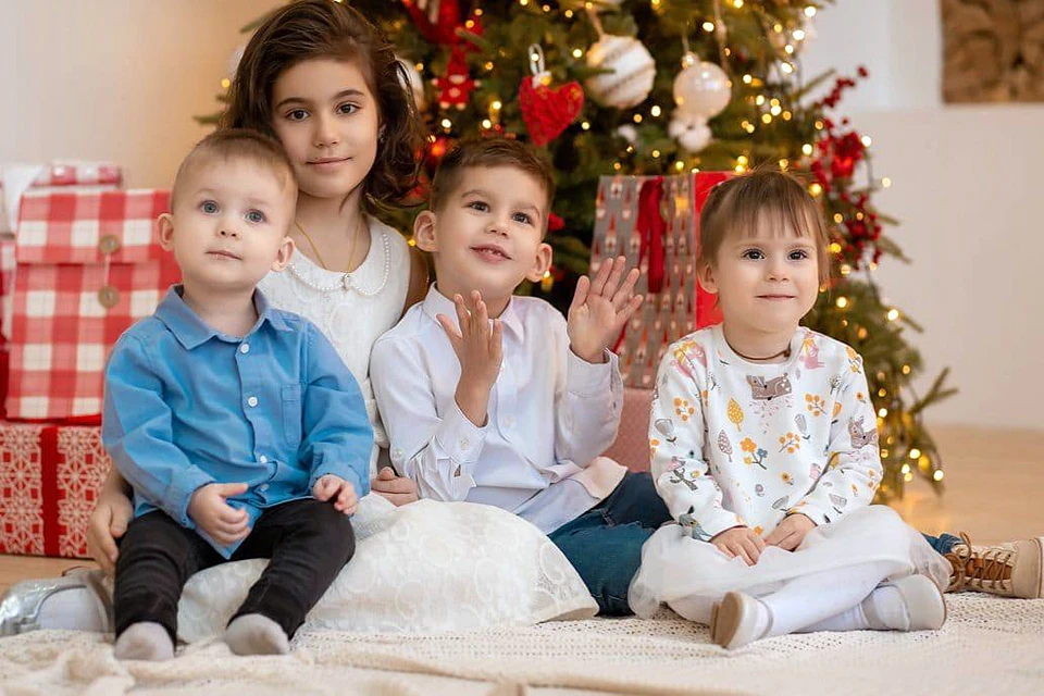 Дети в семье Удовенко (Саша – крайний слева, Нина – крайняя справа)