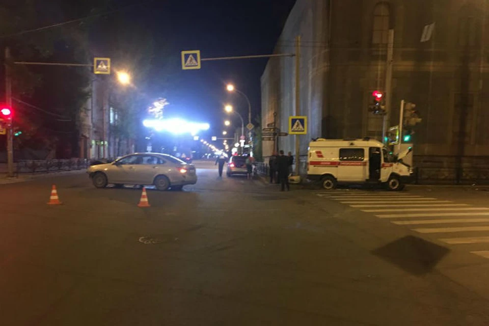 "Скорая" попала в ДТП в Иркутске, пострадали два медика.