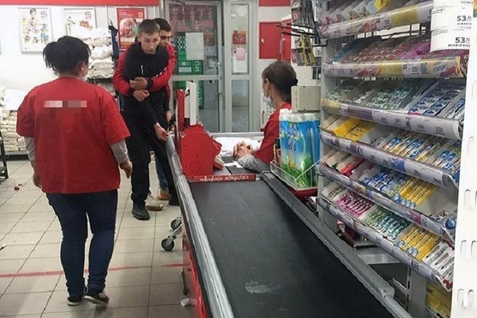 Как рассказали очевидцы, сибиряк набросился с кулаками на администратора магазина.