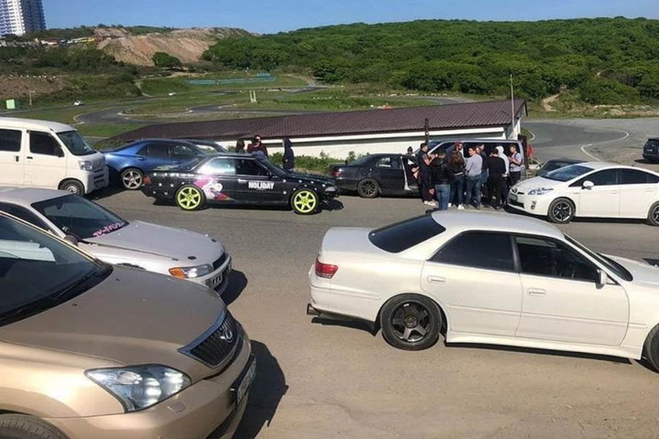 Перед въездом на картодром образовалась пробка. Фото: drive2_vladivostok.