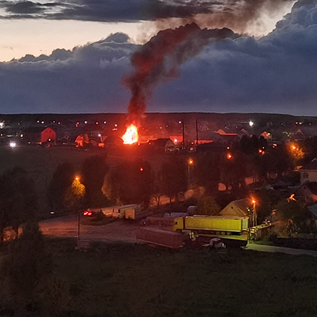 В брянских Чайковичах сгорел двухэтажный жилой дом - KP.RU