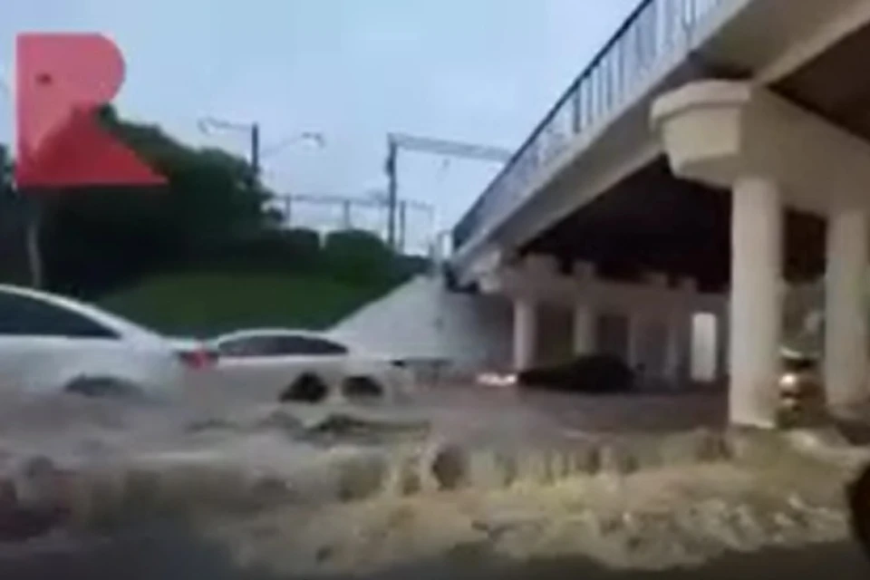 Мощный ливень затопил дорогу под путепроводом на Московском шоссе. Фото: RZN_Life.
