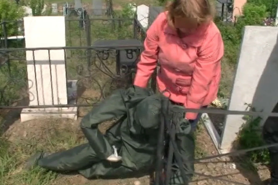 Женщина показывает, как убивала коллегу на кладбище. Фото: СУ СК России по Иркутской области