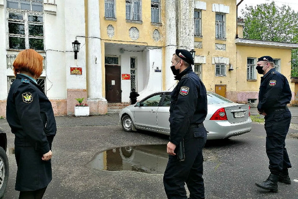 Здание представляет собой опасность для окружающих. ФОТО: УФССП по Ярославской области
