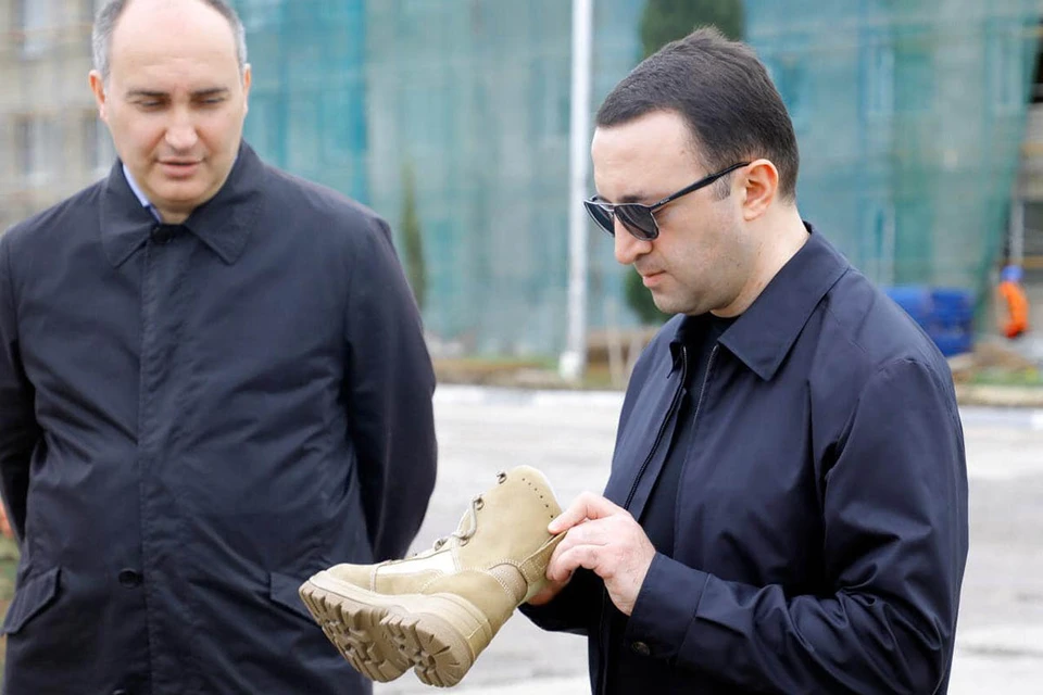 Министр обороны Грузии Ираклий Гарибашвили и новые ботинки.