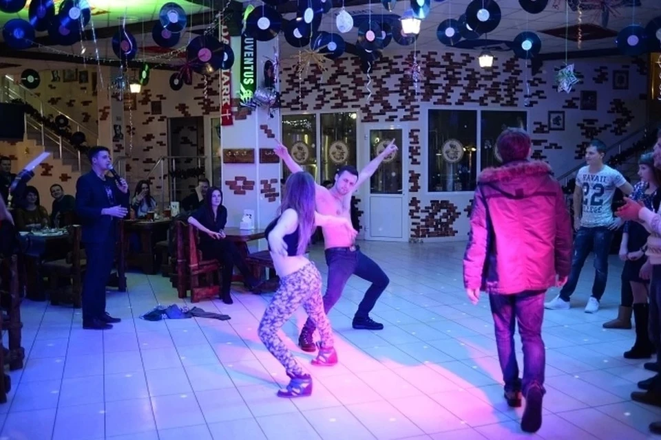 В ночных клубах на танцполе поставят столики