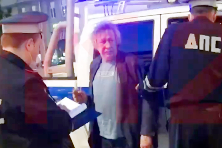 Михаил Ефремов на Смоленской площади в Москве выехал на встречную полосу и врезался в грузовик