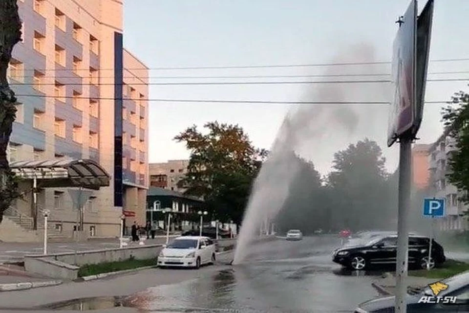 В Ленинском районе Новосибирска из-под асфальта забил фонтан высотой в несколько метров. Фото: "АСТ-54"