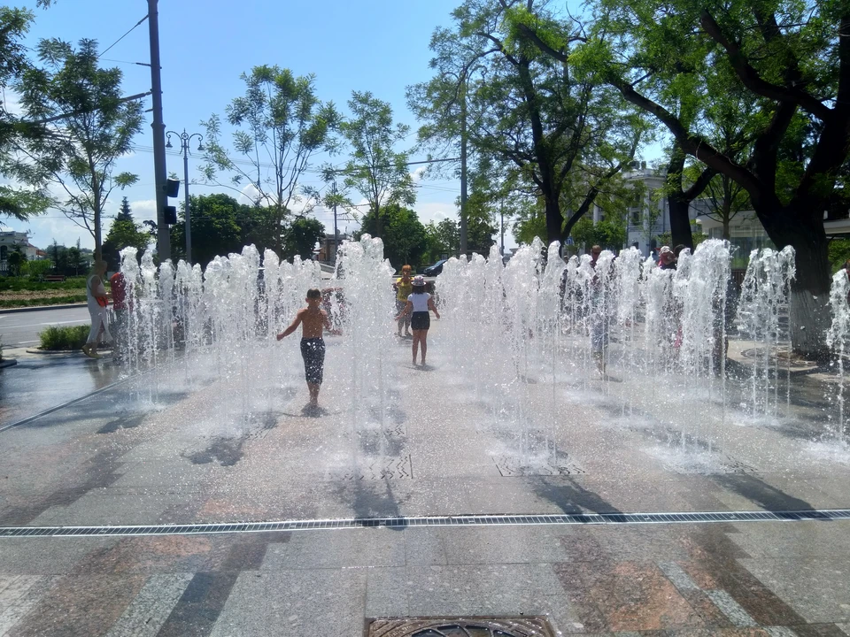 Сухой фонтан на площади Нахимова. Рады не только дети, но и взрослые