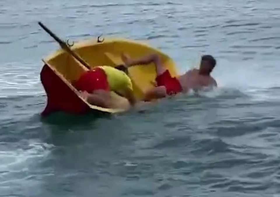 Спасатели выскакивали из шлепанцев, а потом - из лодки