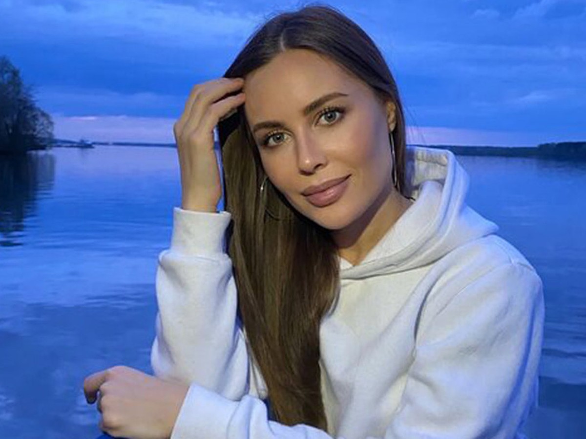 Секс күйеуі әйелінің алдында трахает