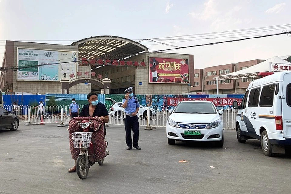 Новая вспышка коронавируса произошла на крупнейшем оптовом рынке «Синьфади» в пекинском районе Фэнтай
