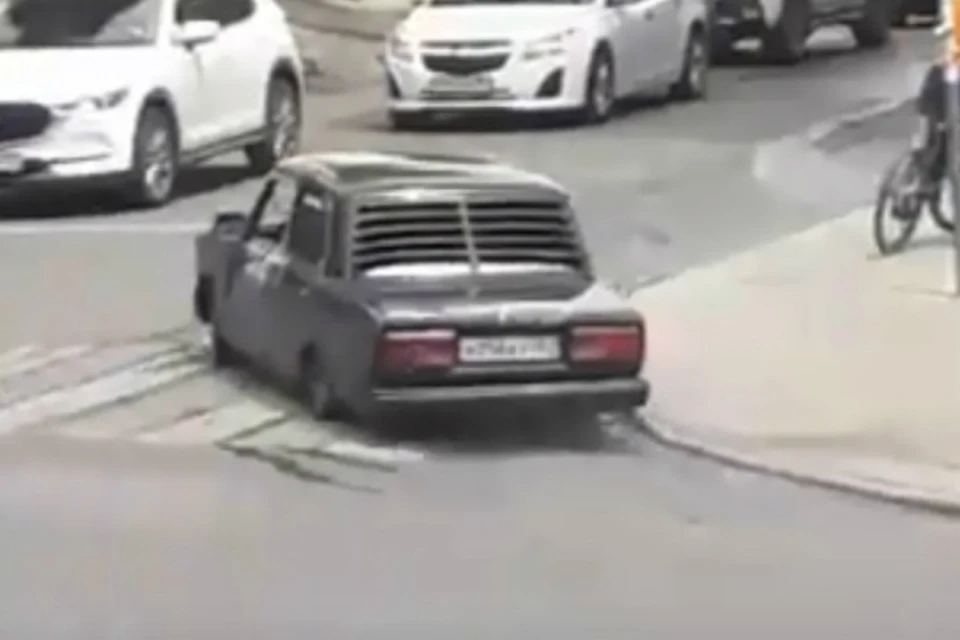 В Ростове разваливающийся автомобиль сфотографировали местные жители. Фото: соцсети
