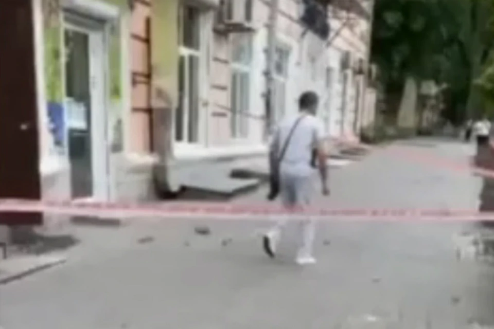 Упавший с фасада кирпич чуть не убил ростовчанку. Фото: соцсети