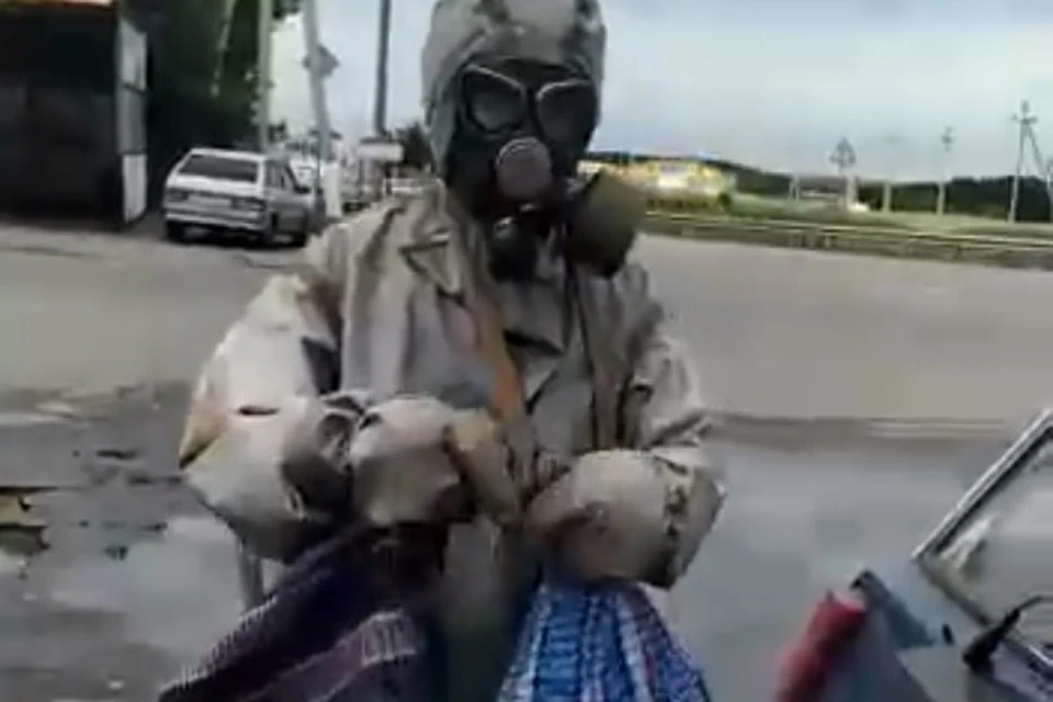 Липецкий пенсионер отправился за покупками в противогазе