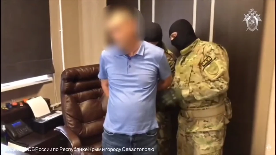 Ранее замначальника уже привлекали к уголовное ответственности. Ему даже вынесли приговор, но он продолжал работать. Фото: скрин из видео УФСБ России по РК и Севастополю.