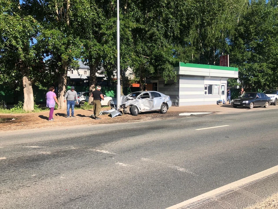 В результате столкновения 53-летний пассажир «Lifan» получил различные травмы, после оказания медицинской помощи его отпустили домой.