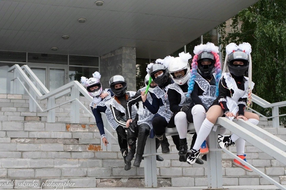 Мотоциклистки сфотографировались в нарядах выпускниц. Фото: Наталья Саценко