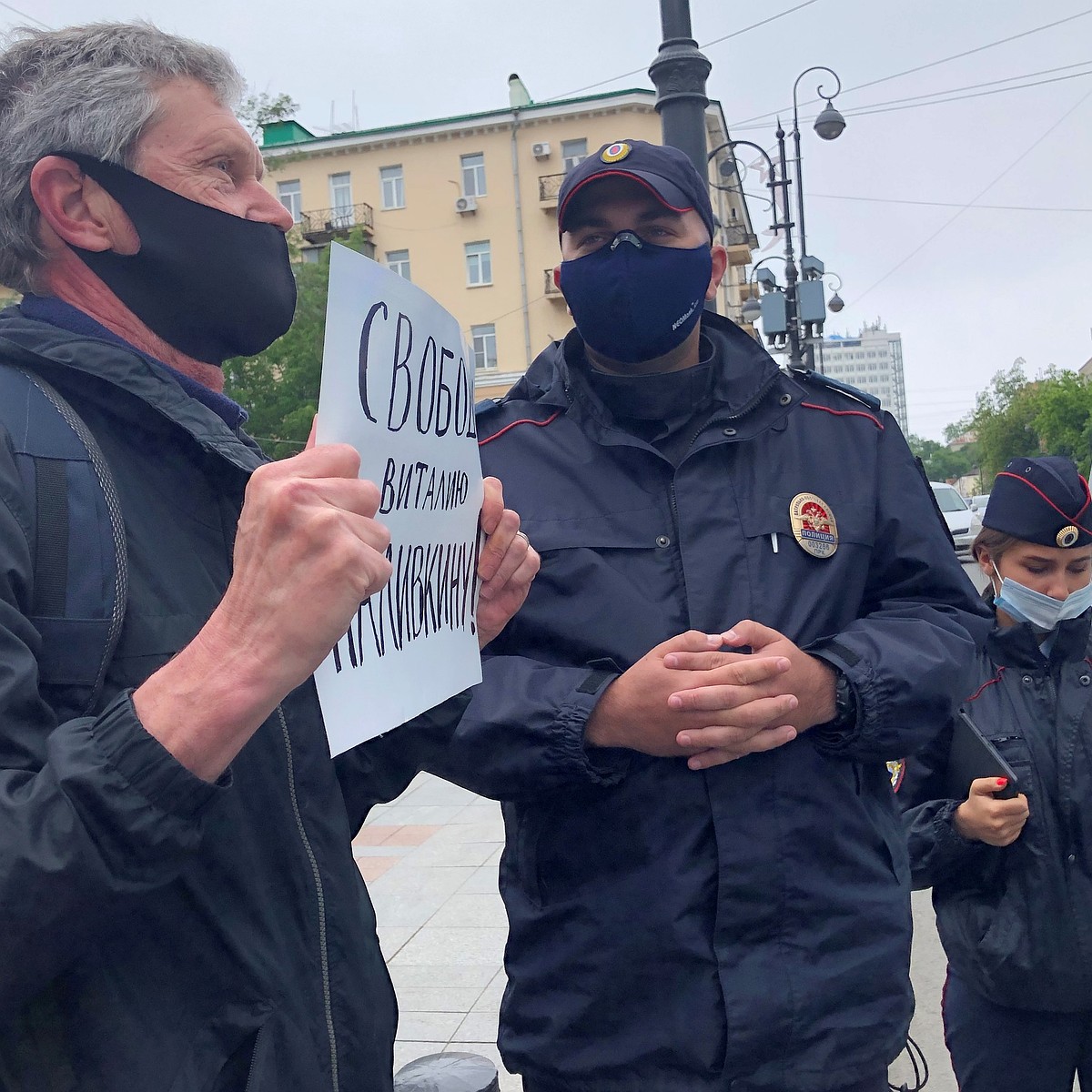 Мэтра приморской журналистики забрали в полицию за одиночный пикет в защиту  Наливкина - KP.RU