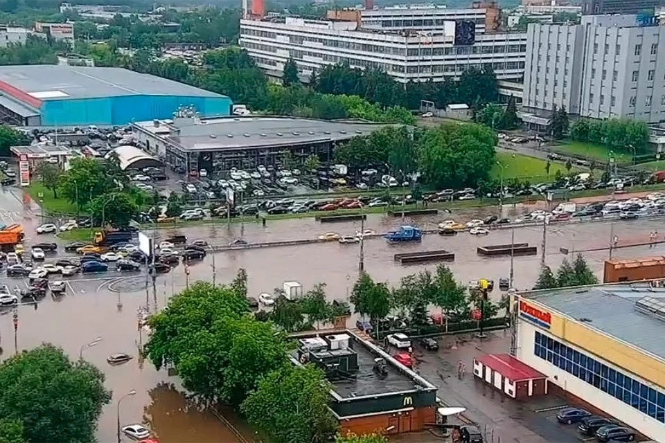 Варшавское шоссе затопило после сильного ливня с грозой. Фото: ЦОДД