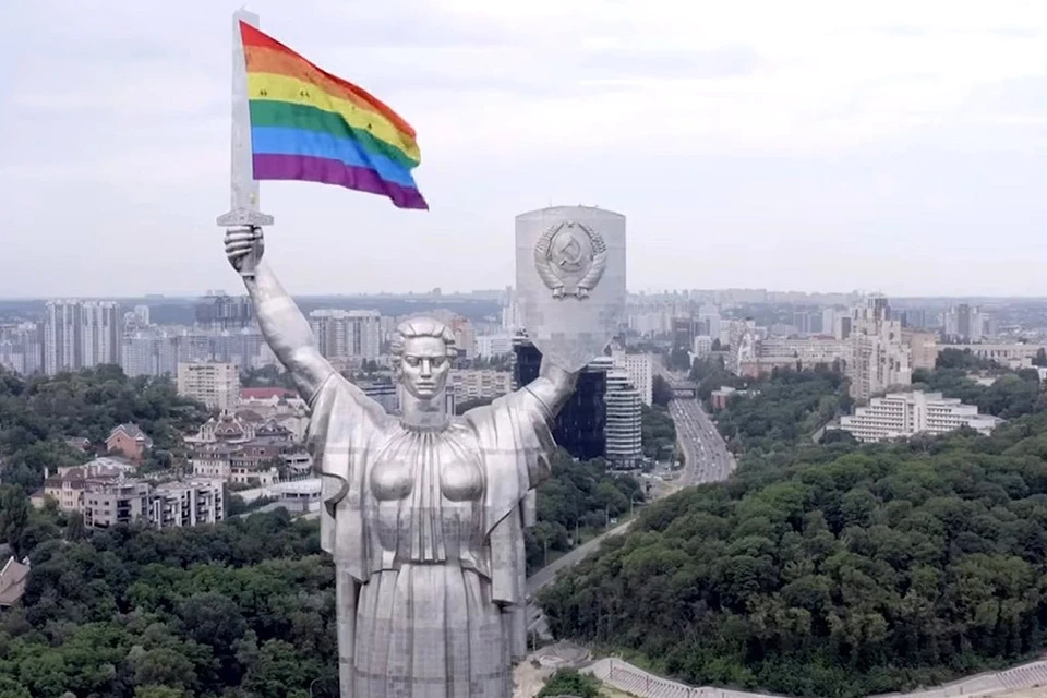 Активисты ЛГБТ-сообщества напомнили о себе в Киеве, подвесив свой флаг к монументу «Родина-мать».