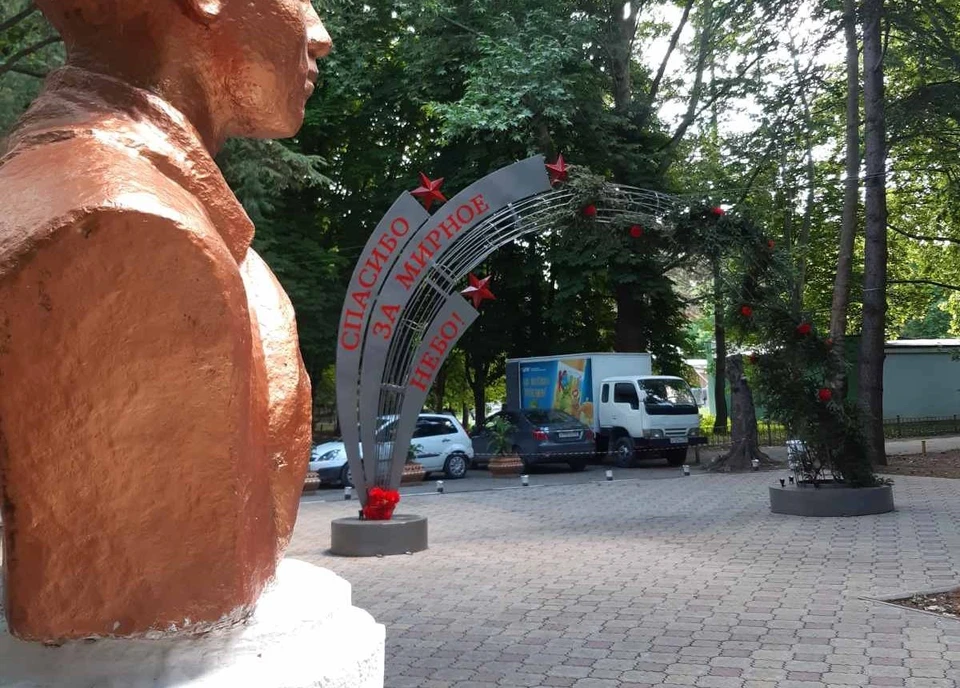 Арт-объект установили перед аллеей пионеров-героев. Фото: официальный сайт администрации Симферополя.