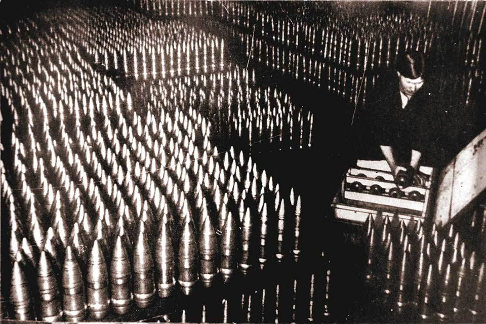 Упаковка снарядов велась круглосуточно. 1942 г. Завод 322 (ОМЗ).