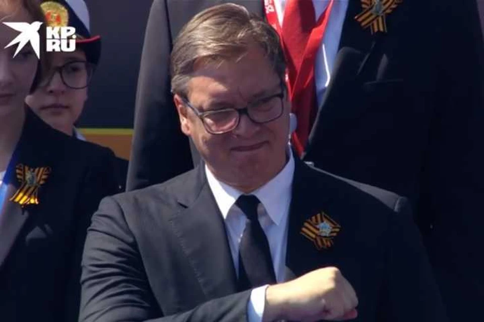 Президент Сербии Александр Вучич приветствует военных на параде Победы