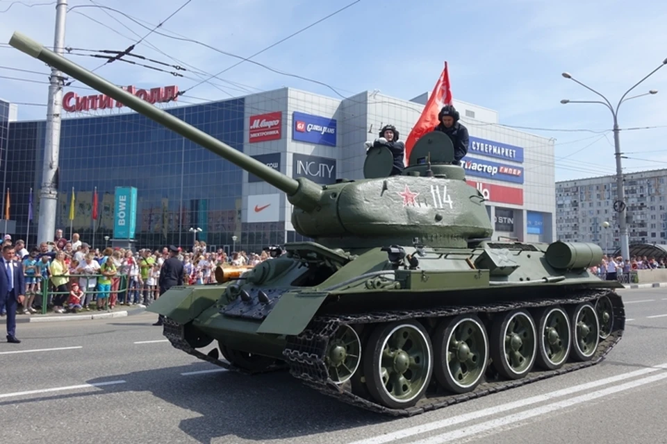 По городу прошел легендарный танк Т-34 и пронесли 75-метровую Георгиевскую ленту