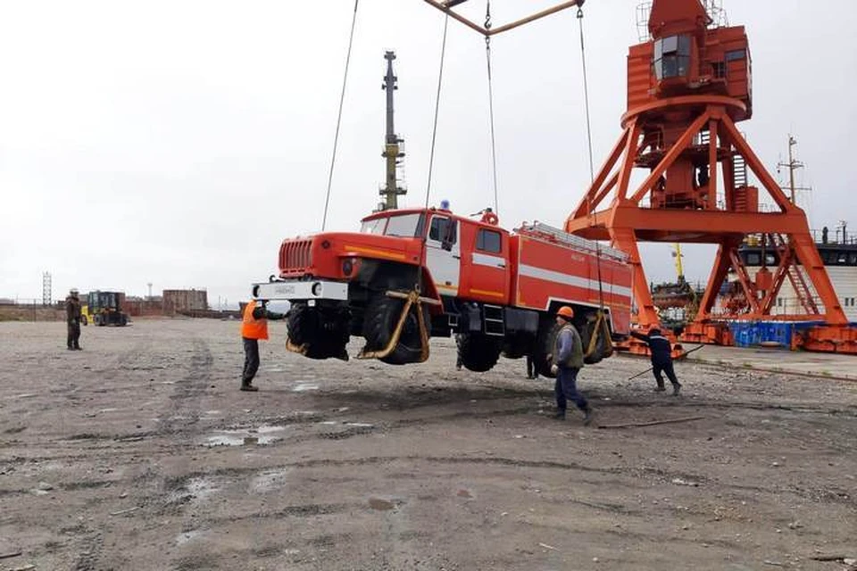 В Хабаровском крае в Охотск доставили новый пожарный автомобиль