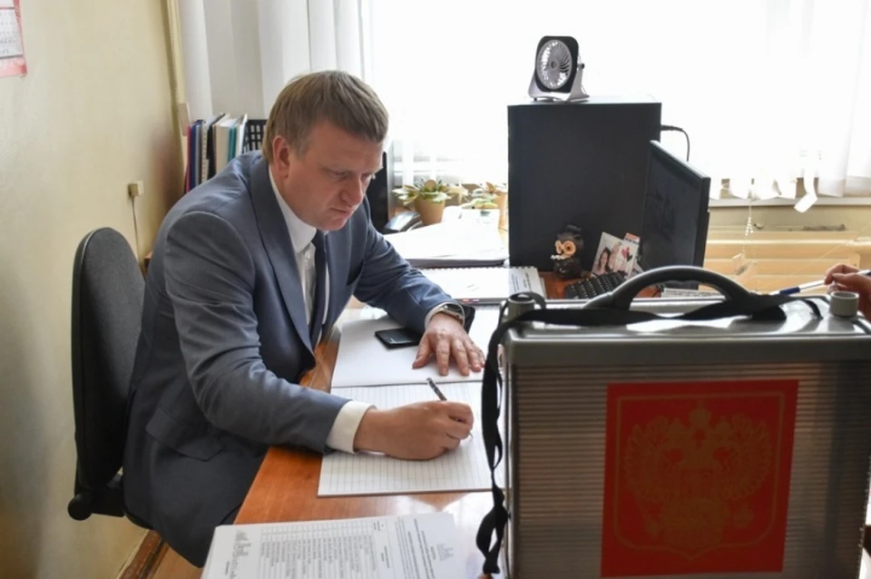 Мэр Андрей Лузгин также принял участие в голосовании.