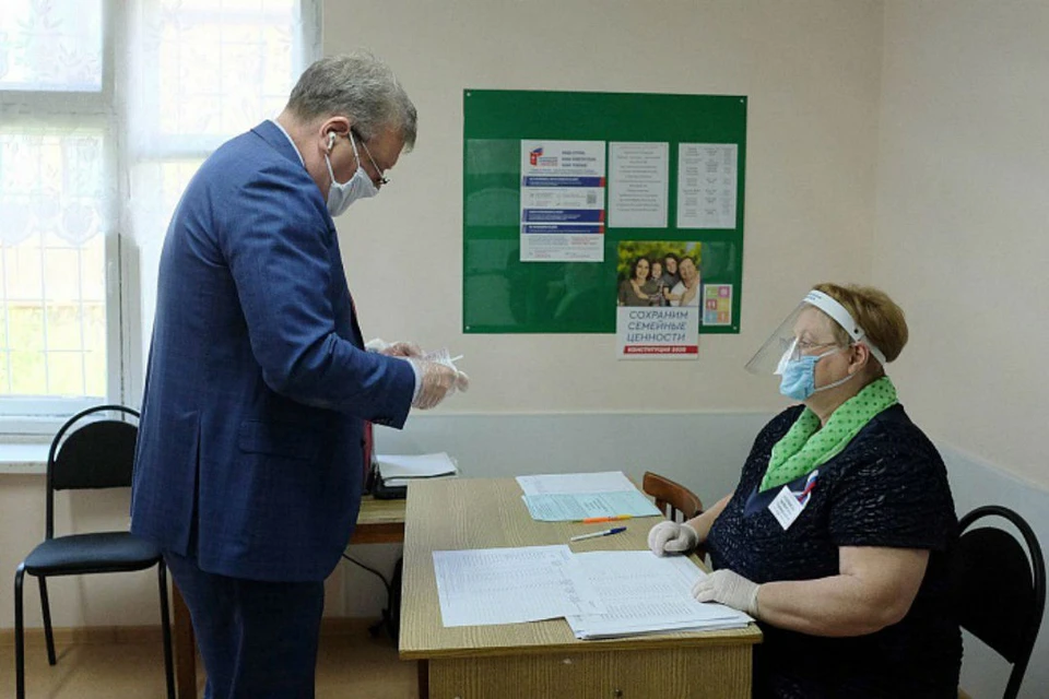 Губернатор Кировской области Игорь Васильев принял участие в общероссийском голосовании по внесению изменений в Конституцию Российской Федерации. Фото: kirovreg.ru