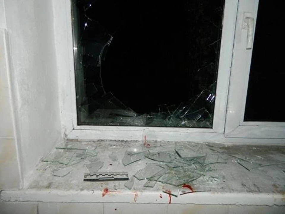 Разбить стекло дома. Разбитые пластиковые окна. Разбитое окно ночью. Разбитое окно стекла. Разбитое окно в квартире.