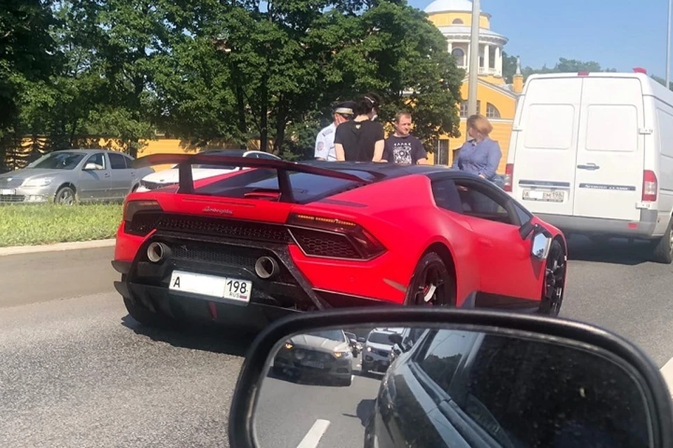 На Приморском проспекте в ДТП попала Lamborghini. Фото: vk.com/spb_today