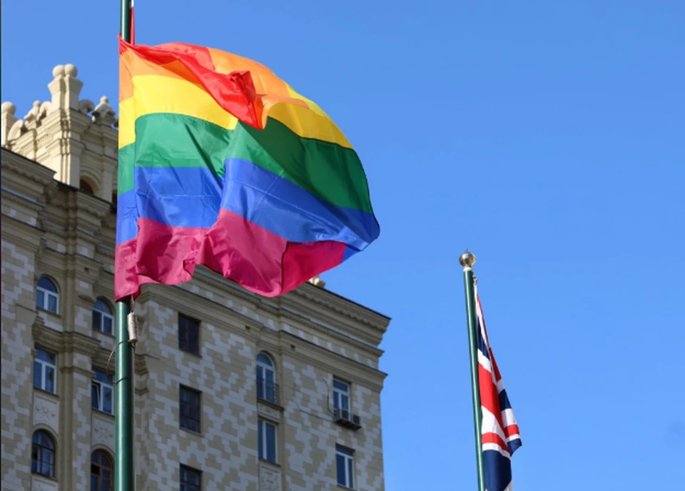 На здании посольства Британии в Москве вывесили радужный флаг ЛГБТ