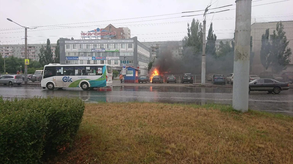 Пламя быстро перекинулось с одной машины на соседнюю.