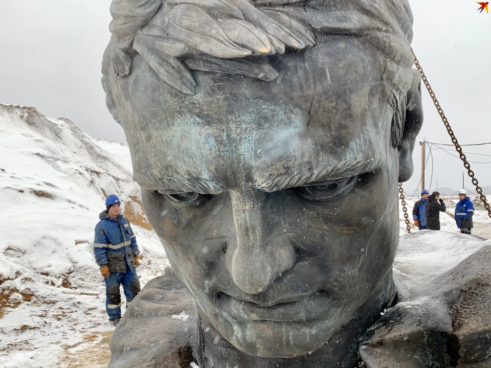 Ржевский мемориал возводили на народные пожертвования и спонсорские деньги. Фото- момент монтажа скульптуры советского солдата.