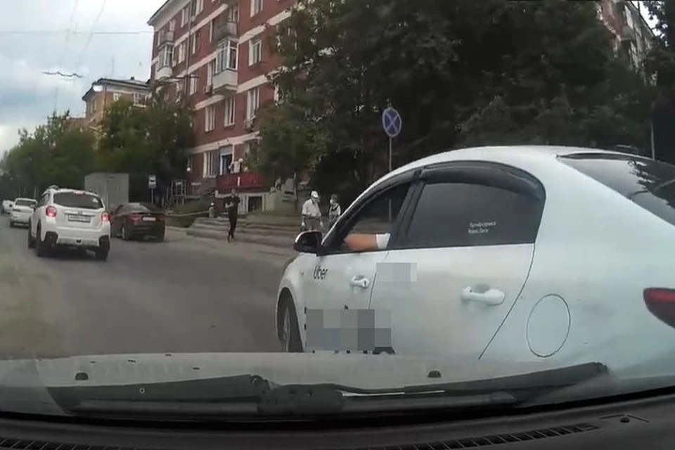 Новосибирец принципиально не пускает на свою полосу водителей, которые решили резко перестроиться. Фото: стоп-кадр