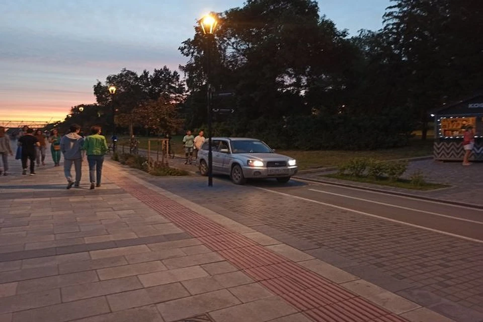 Автомобилист решил проехать прямо по велосипедной дорожке на набережной.