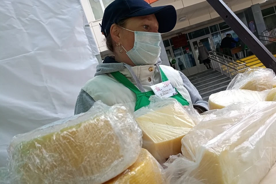 Мясо, конфеты, молоко: тюменцы уходят с продовольственной ярмарки с полными пакетами
