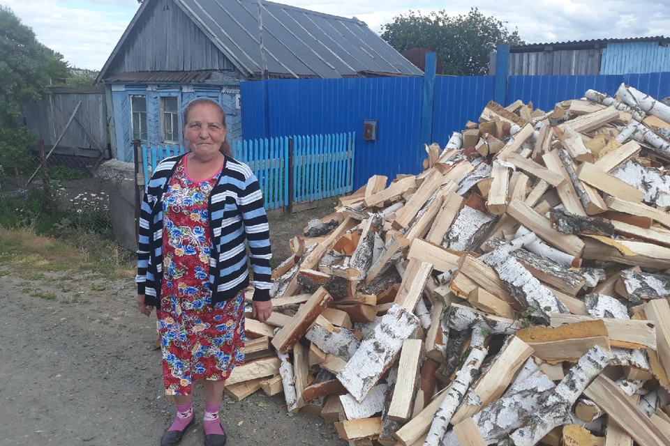 Чтобы купить дрова Фаина Фасильевна взяла микрокредиты и до сих пор не может погасить их. Фото: Наталья Радько