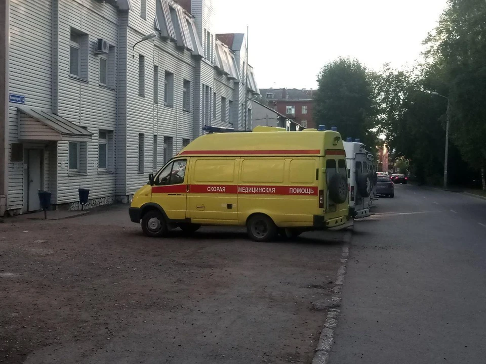 Медики уже не смогли помочь выпавшей из окна женщине.