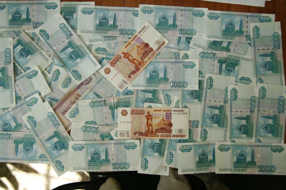Ежемесячно женщина сама себя премировала.