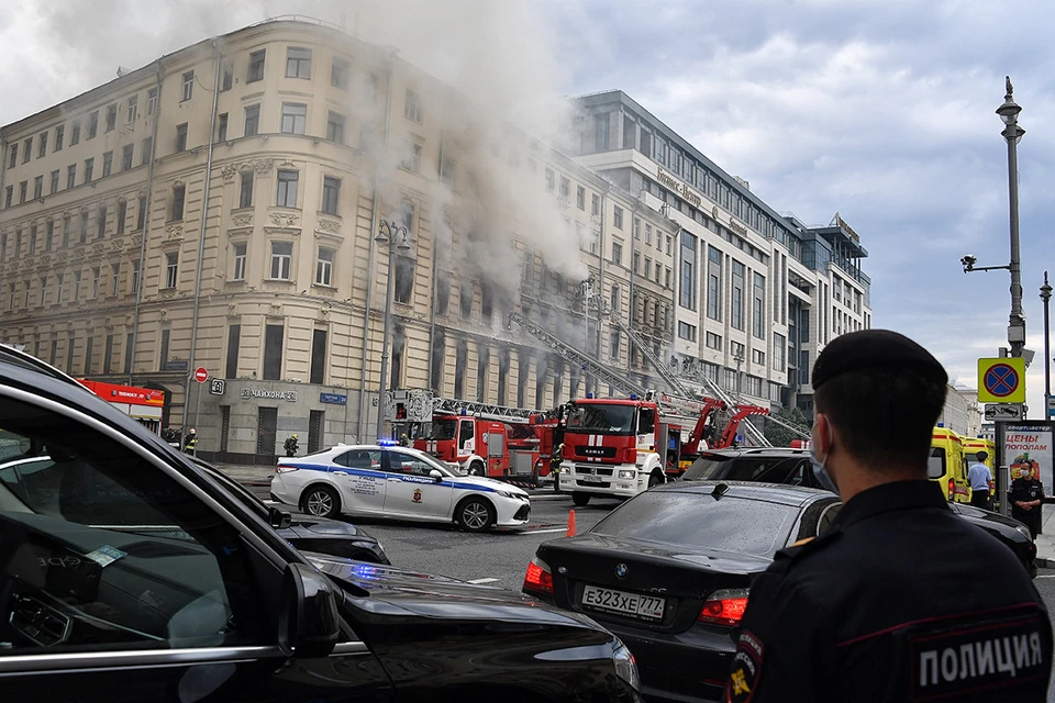На месте серьезного пожара в центре Москвы.
